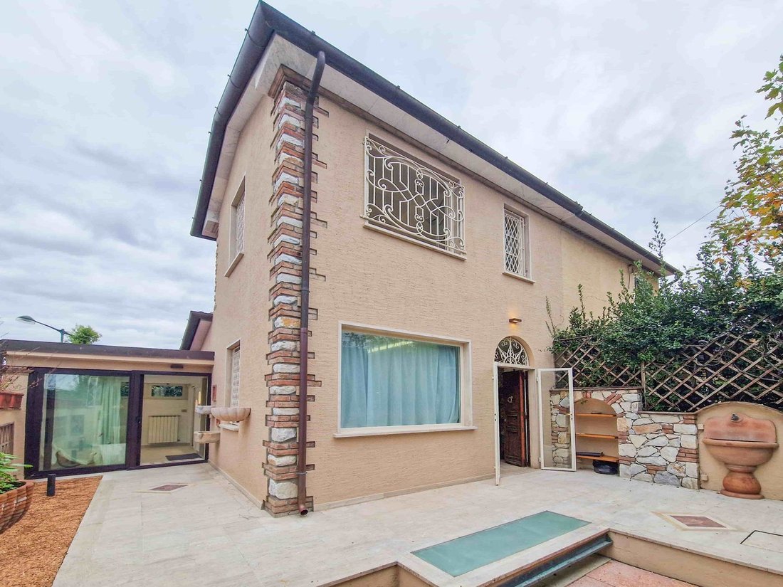 House in Vittoria Apuana, Forte dei Marmi, Tuscany 1 - 16668878