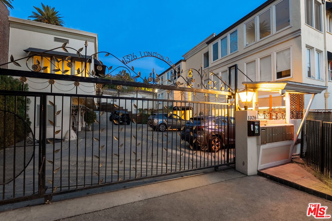Los Angeles, California, United States 1 - 16669580
