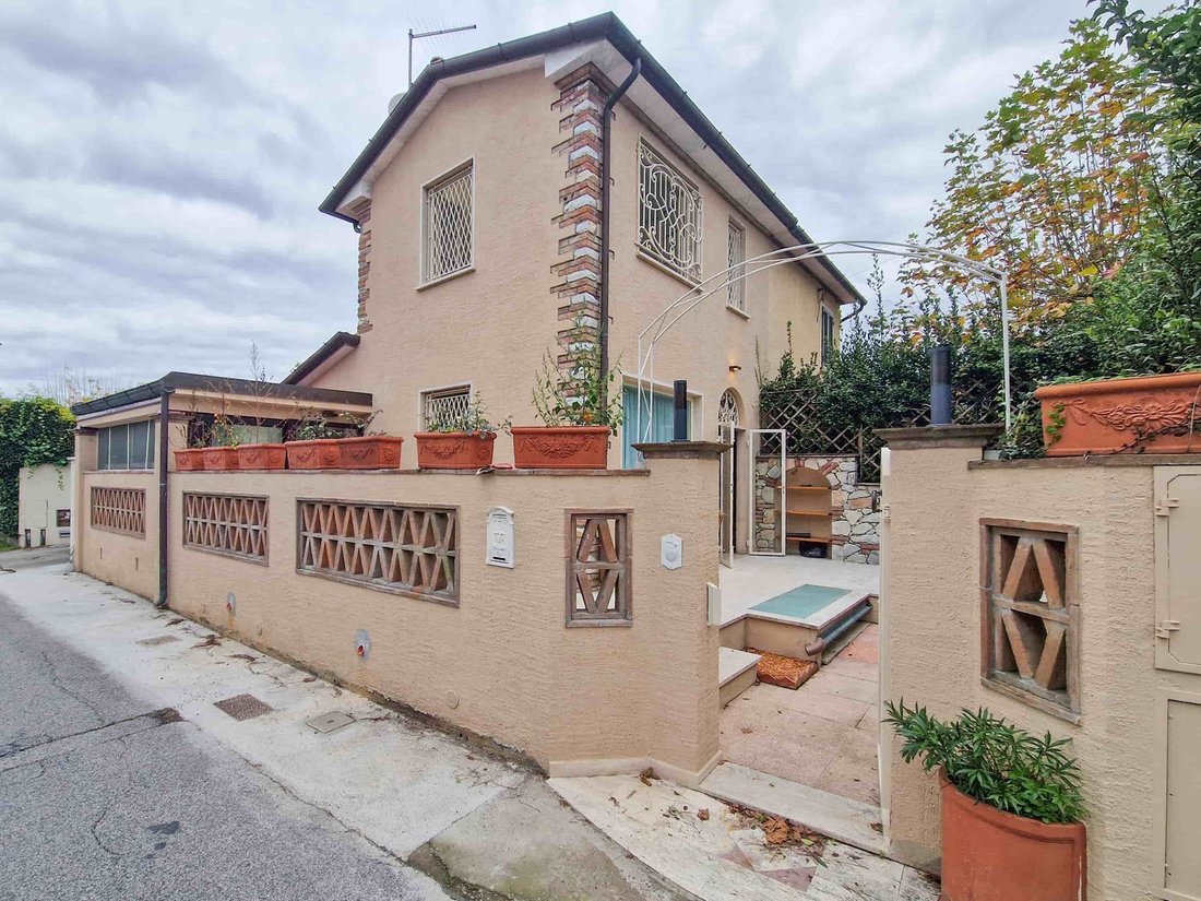 House in Vittoria Apuana, Forte dei Marmi, Tuscany 3 - 16668878