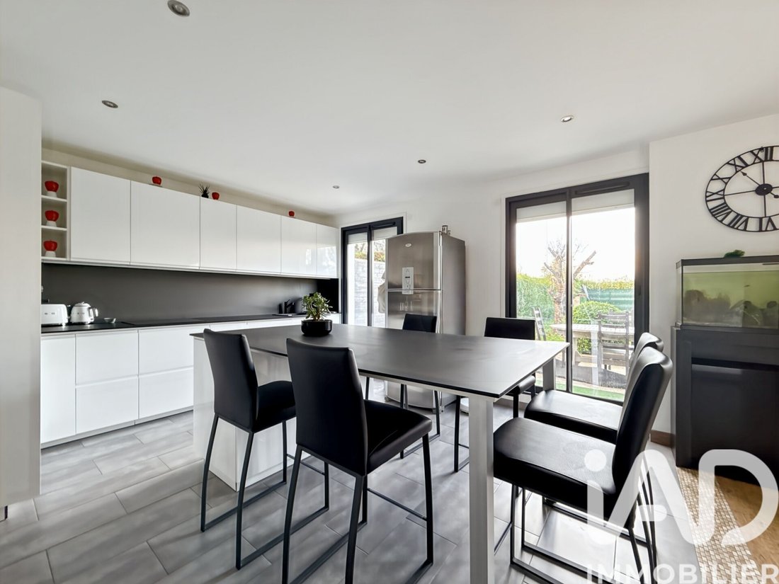 House in Chennevieres-sur-Marne, Ile-de-France, France 3 - 16668636
