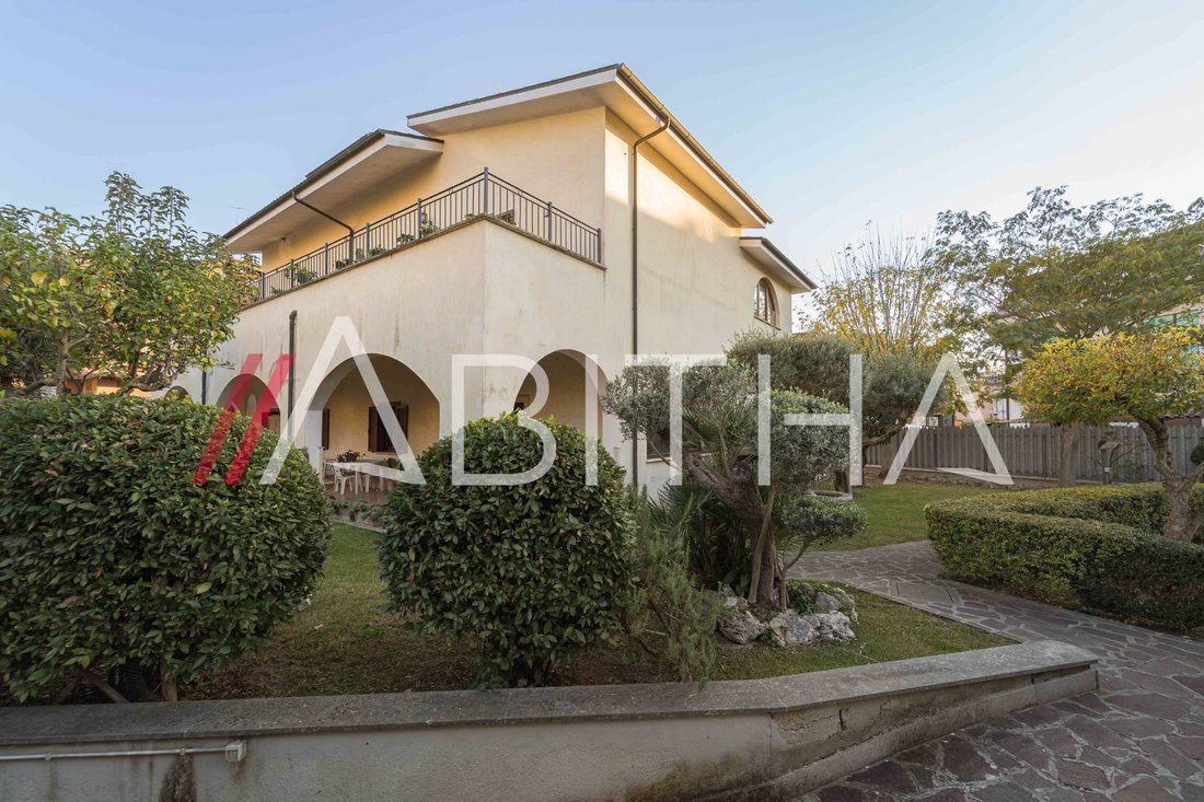 Villa in Tor Lupara, Lazio, Italy 1 - 16670969