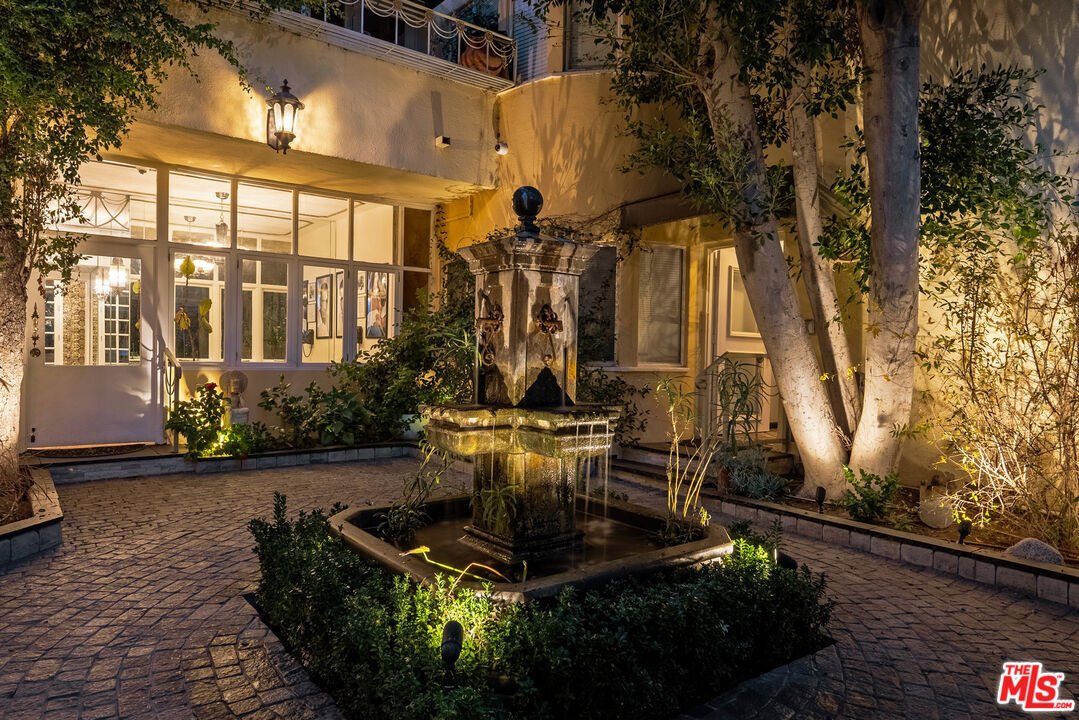Los Angeles, California, United States 5 - 16669580