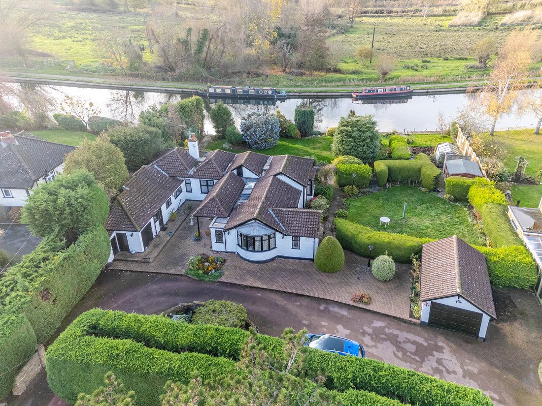 Bungalow in Nazeing, England 1 - 16669310