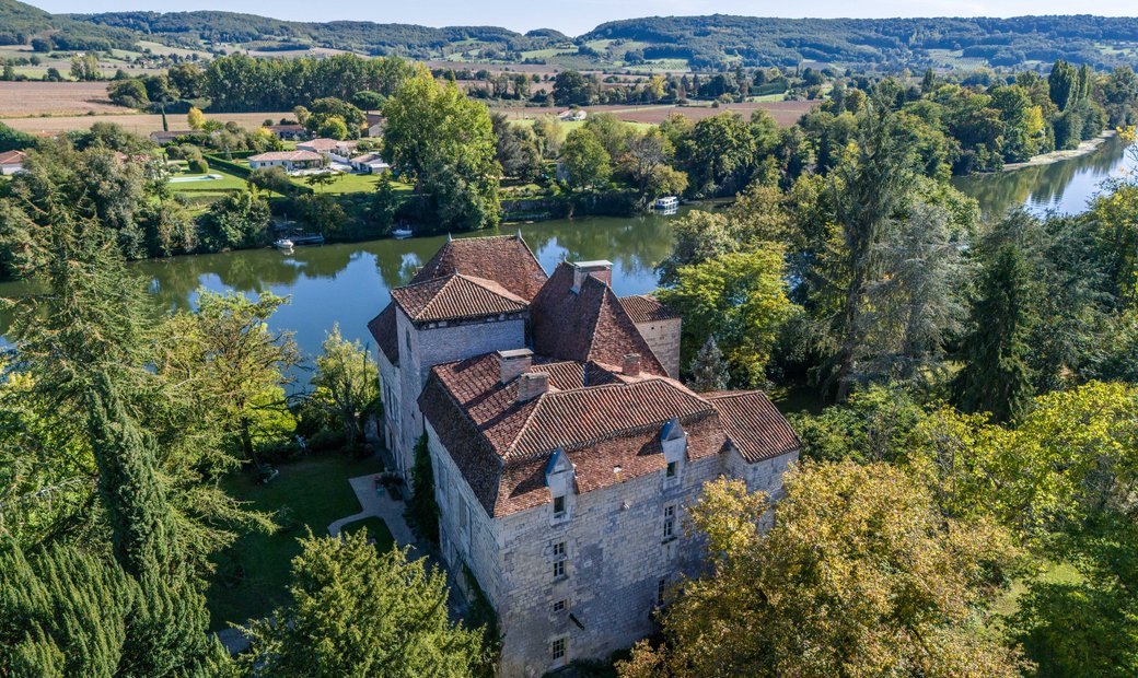Castle for Sale in Penne-d'Agenais, Nouvelle-Aquitaine, France