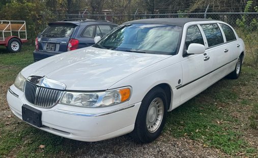 2000 Lincoln Town Car Signature Sedan 4D in Poteau, OK, United States 1