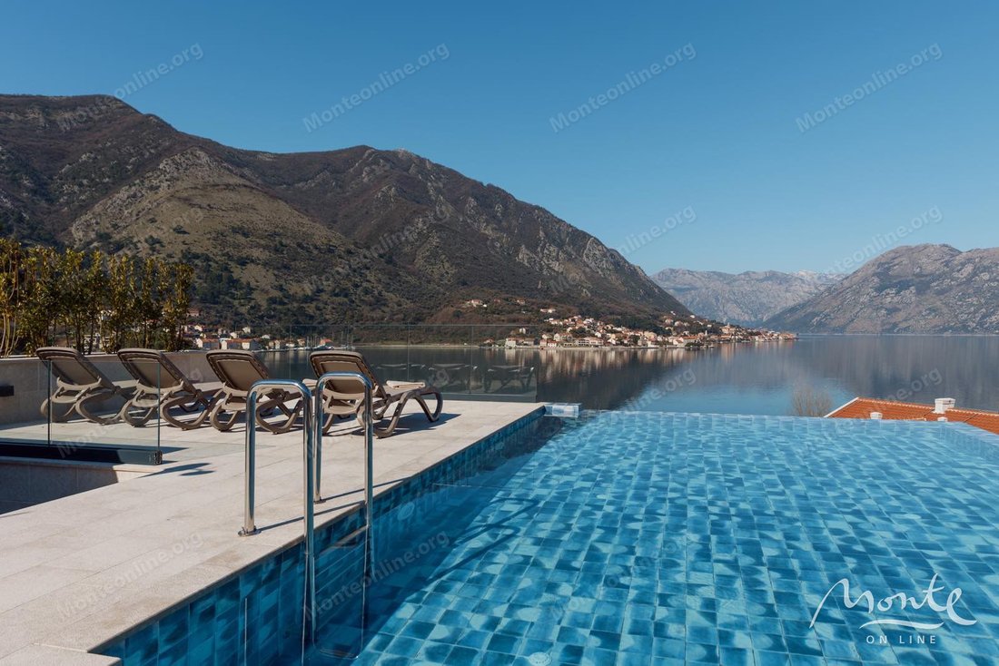 Penthouse in Dobrota, Kotor Municipality, Montenegro 1 - 16677664