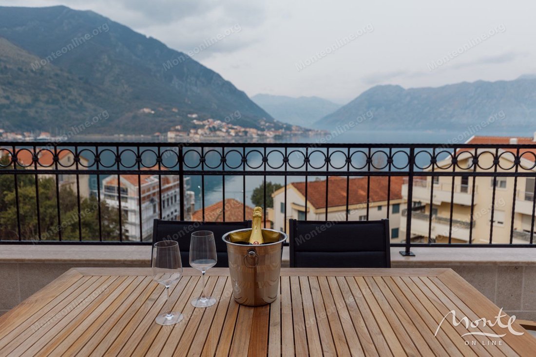 Penthouse in Dobrota, Kotor Municipality, Montenegro 1 - 16677629