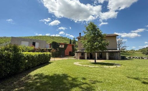Land in Carassai, Marche, Italy 1