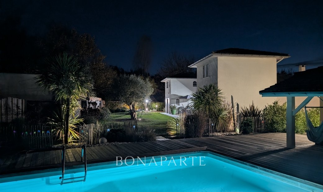 Propriété D'exception Avec 2 Maisons Indépendantes, Piscine Et Jardin Paysager