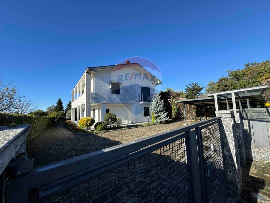 Villa in Morazzone, Lombardy, Italy 2 - 16675184