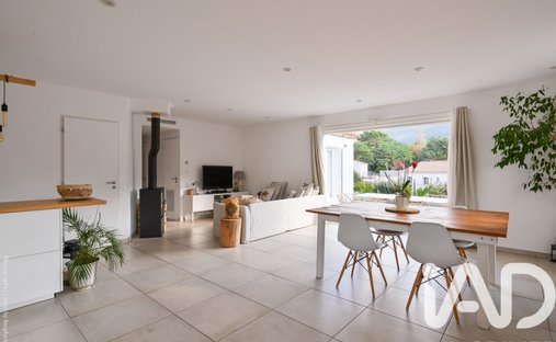 Castle for Sale in Plan-d'Aups-Sainte-Baume, Provence-Alpes-Côte d'Azur, France