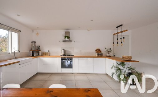 Castle for Sale in Plan-d'Aups-Sainte-Baume, Provence-Alpes-Côte d'Azur, France