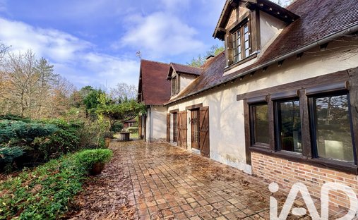 17th Century Castle And Its Outbuildings On Approximately 10 Hectares