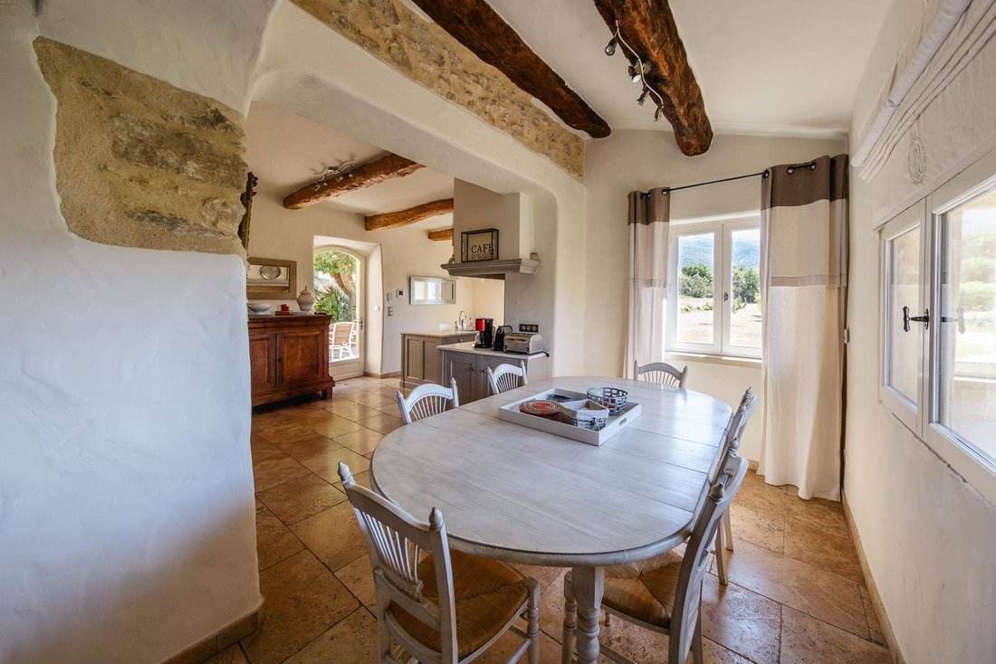 Estate in Bonnieux, Provence-Alpes-Côte d'Azur, France 4 - 16674468