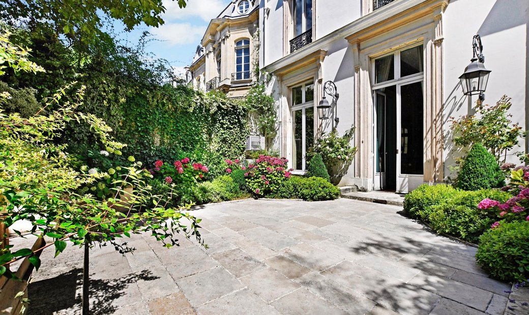 Photo inspiration: Picture Idea: Historic Apartment With Unobstructed Garden In Paris Île De France