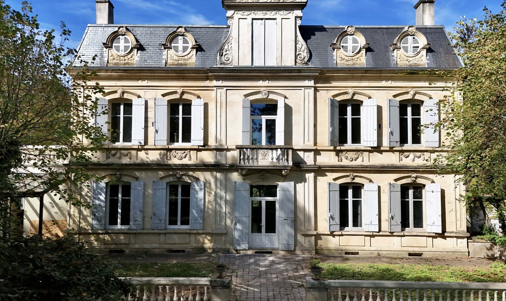 Near Villeneuve Sur Lot Magnificent Riverside Chateau With 6 Bedrooms And 8 Hectares Of Land