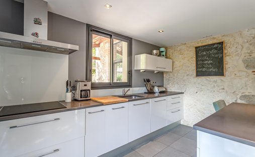 The Noble Chartreuse With Swimming Pool And Pigeoneer