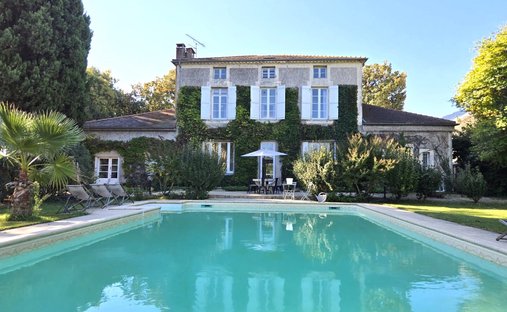Near Villeneuve Sur Lot Magnificent Riverside Chateau With 6 Bedrooms And 8 Hectares Of Land