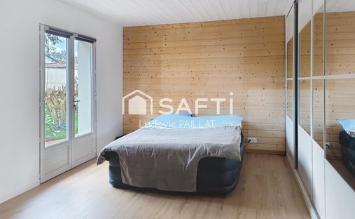 Castle for Sale in Villenave-d'Ornon, Nouvelle-Aquitaine, France