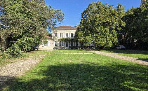 Near Villeneuve Sur Lot Magnificent Riverside Chateau With 6 Bedrooms And 8 Hectares Of Land