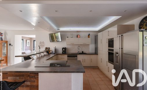 Castle for Sale in Plan-d'Aups-Sainte-Baume, Provence-Alpes-Côte d'Azur, France