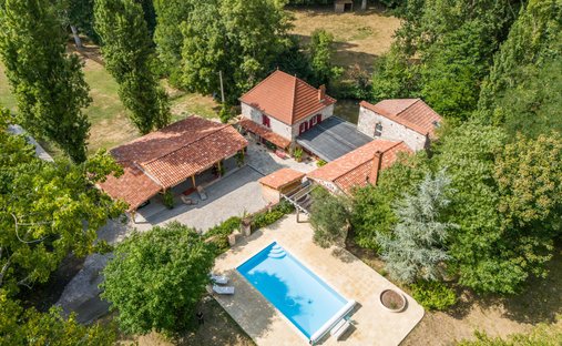 Castle for Sale in Penne-d'Agenais, Nouvelle-Aquitaine, France