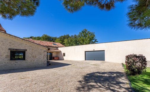 The Noble Chartreuse With Swimming Pool And Pigeoneer