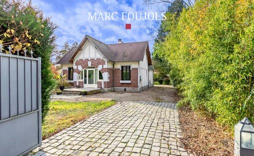 House in Ouest, Lamorlaye, France 1