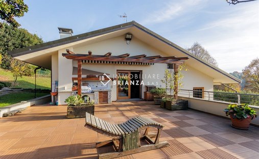 Villa in Besana in Brianza, Lombardy, Italy 1