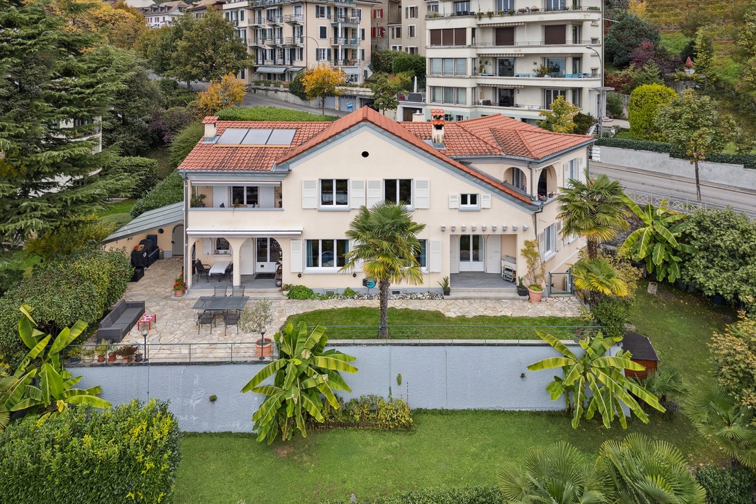 Beautiful Property With Three Apartments And Exceptional Lake View