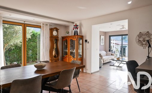 Castle for Sale in Plan-d'Aups-Sainte-Baume, Provence-Alpes-Côte d'Azur, France