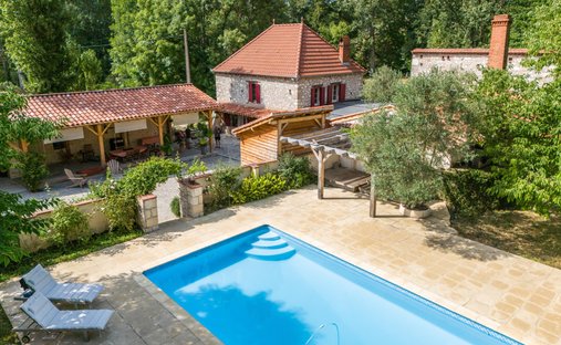 Castle for Sale in Penne-d'Agenais, Nouvelle-Aquitaine, France