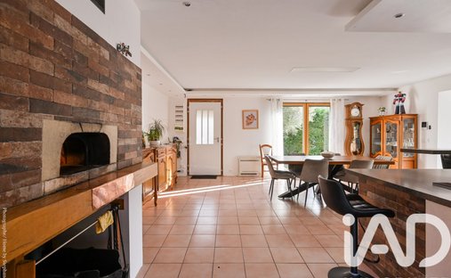 Castle for Sale in Plan-d'Aups-Sainte-Baume, Provence-Alpes-Côte d'Azur, France