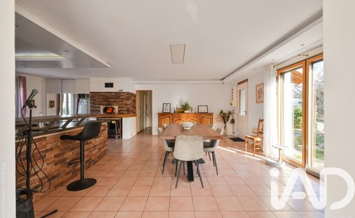 Castle for Sale in Plan-d'Aups-Sainte-Baume, Provence-Alpes-Côte d'Azur, France