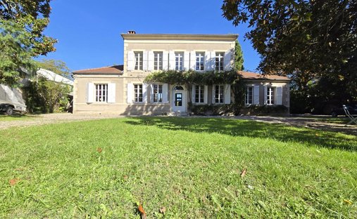 Near Villeneuve Sur Lot Magnificent Riverside Chateau With 6 Bedrooms And 8 Hectares Of Land