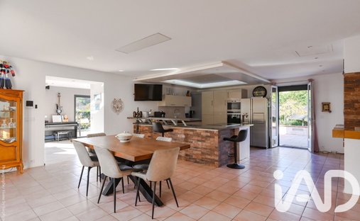 Castle for Sale in Plan-d'Aups-Sainte-Baume, Provence-Alpes-Côte d'Azur, France