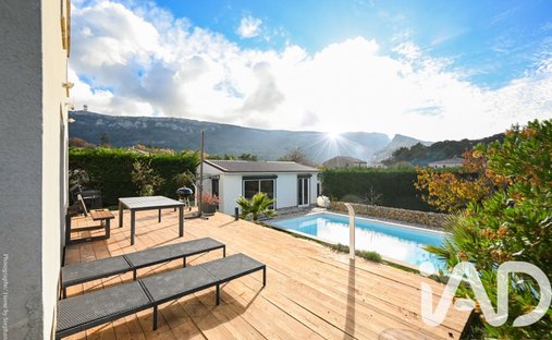 Castle for Sale in Plan-d'Aups-Sainte-Baume, Provence-Alpes-Côte d'Azur, France