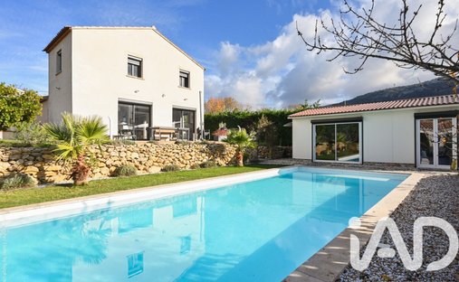 Castle for Sale in Plan-d'Aups-Sainte-Baume, Provence-Alpes-Côte d'Azur, France