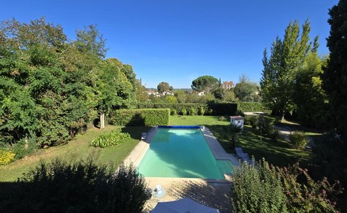 Near Villeneuve Sur Lot Magnificent Riverside Chateau With 6 Bedrooms And 8 Hectares Of Land