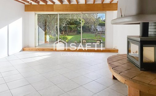 Castle for Sale in Villenave-d'Ornon, Nouvelle-Aquitaine, France