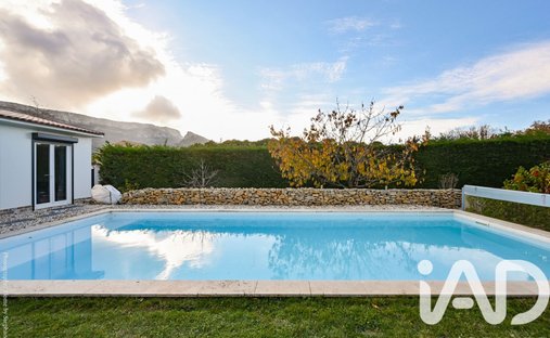 Castle for Sale in Plan-d'Aups-Sainte-Baume, Provence-Alpes-Côte d'Azur, France