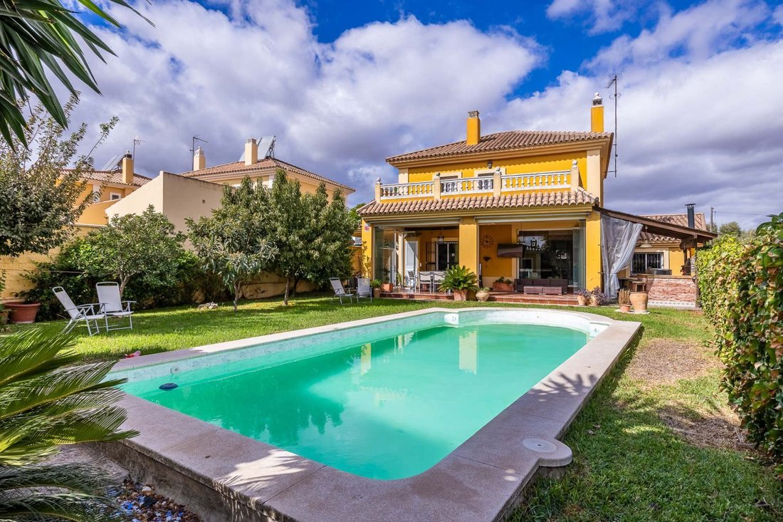 Chalet in Montequinto, Dos Hermanas, Spain 1 - 16481038