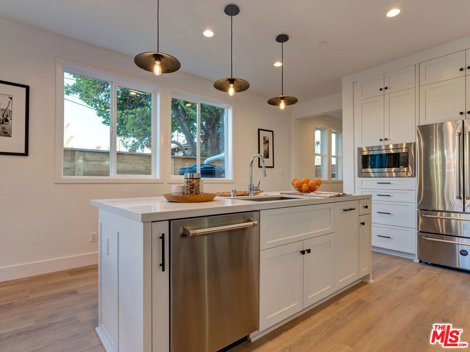Los Angeles, California, United States 5 - 16685317