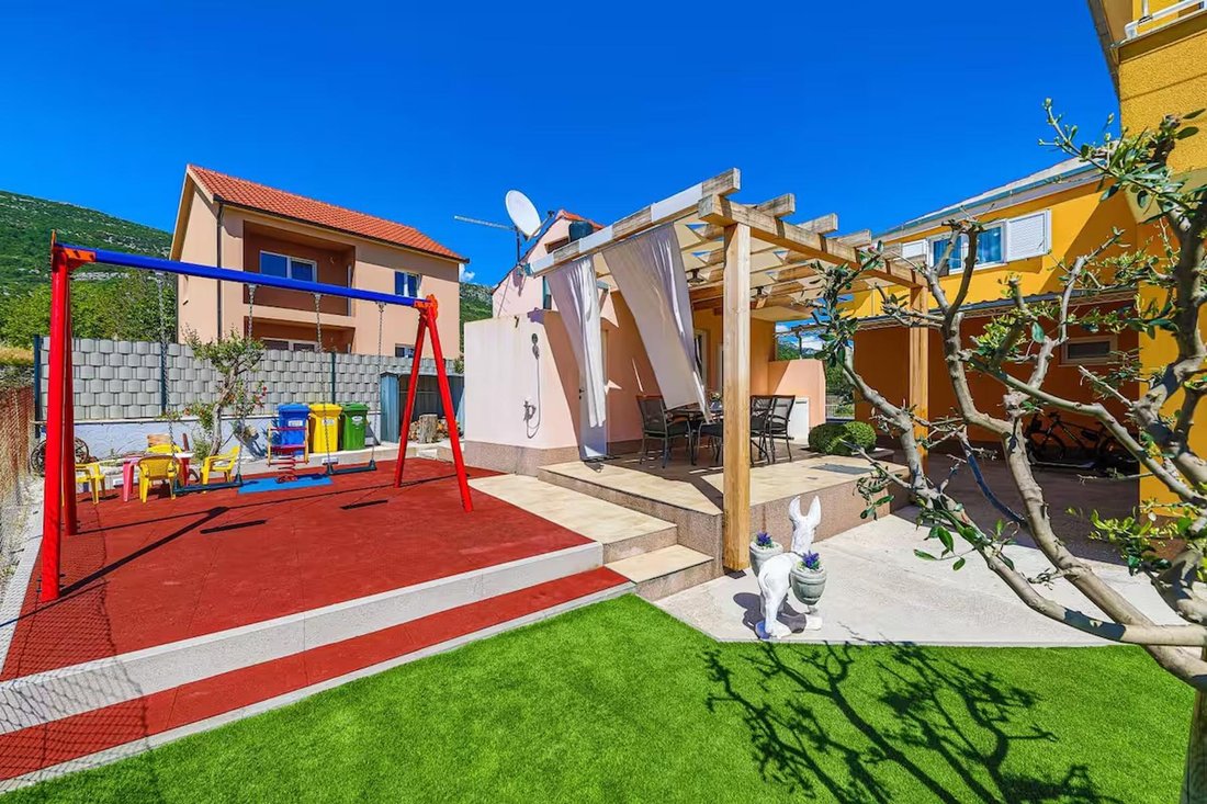 Villa in Kastel Luksic, Split-Dalmatia County, Croatia 4 - 16690639