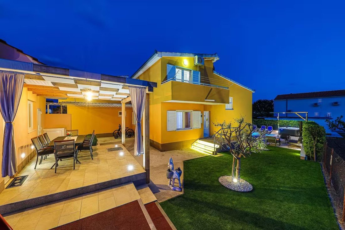 Villa in Kastel Luksic, Split-Dalmatia County, Croatia 1 - 16690639