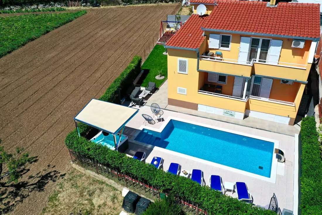 Villa in Kastel Luksic, Split-Dalmatia County, Croatia 3 - 16690639