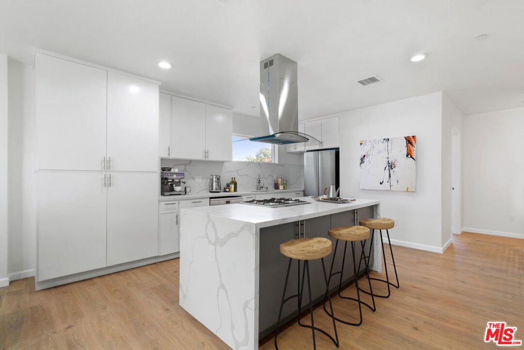 Los Angeles, California, United States 3 - 16689036