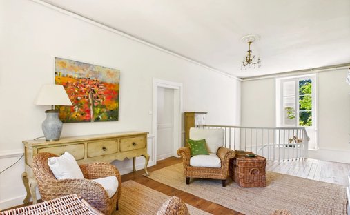 Beautiful Manoir In Enclosed Private Parkland Garden Close To Amenities In Melle, Close To Niort.