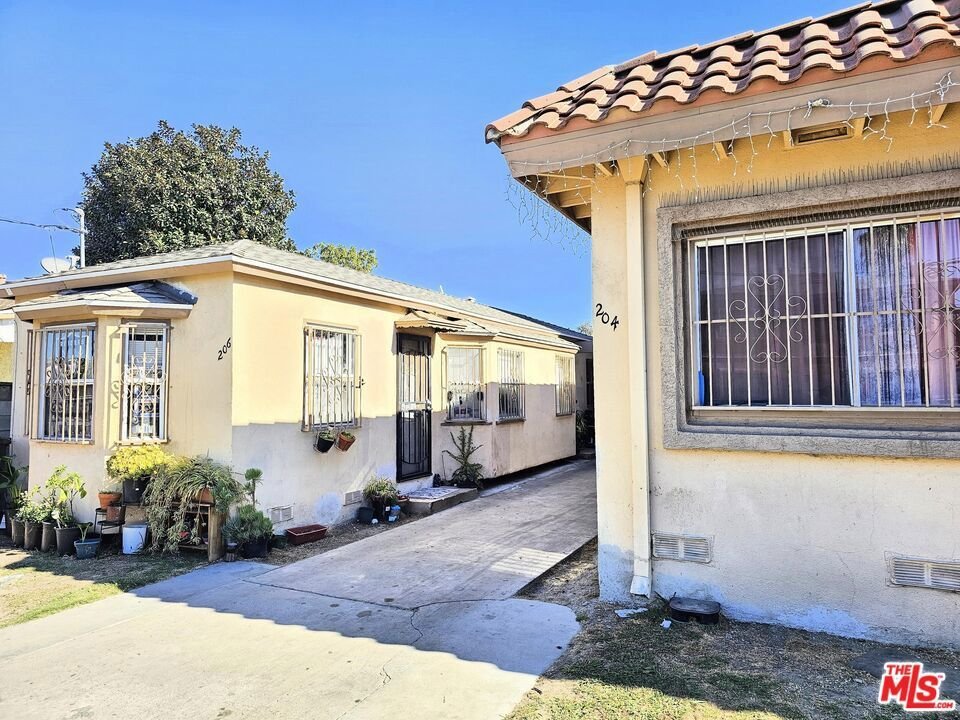 Compton, California, United States 1 - 16687025