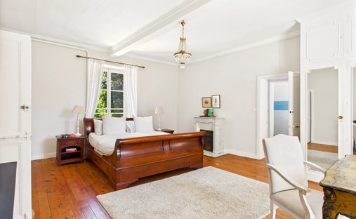 Beautiful Manoir In Enclosed Private Parkland Garden Close To Amenities In Melle, Close To Niort.